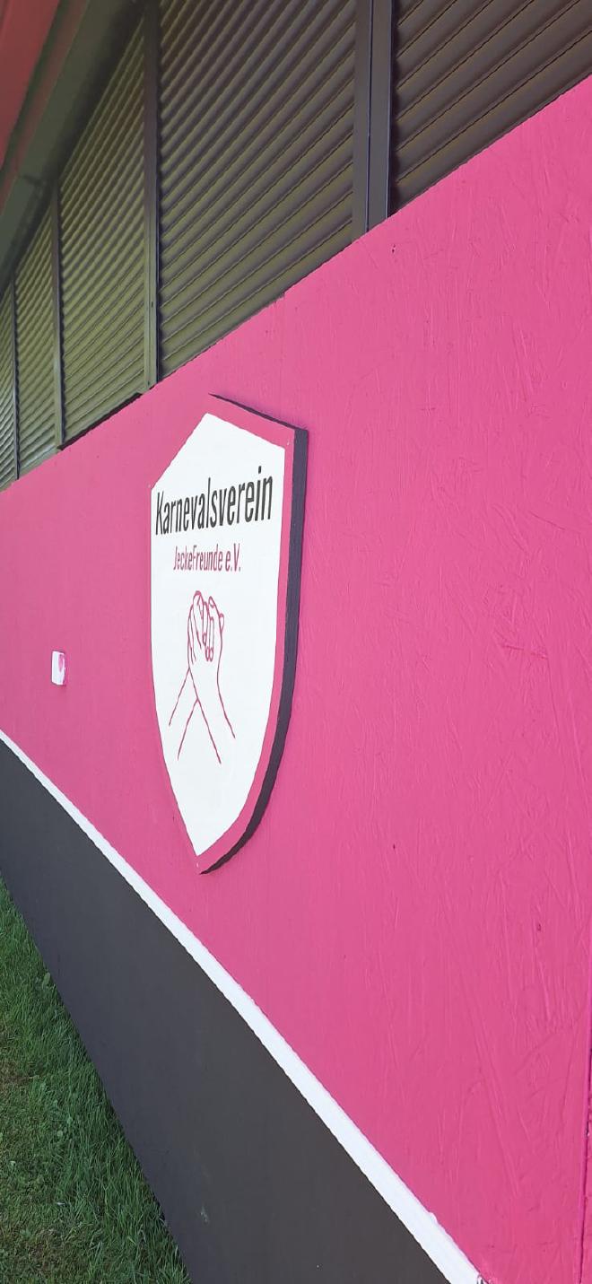 Detailaufnahme des Jecke Freunde Vereinslogos auf dem pinken Umzugswagen
