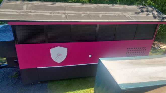 Der fast fertige Umzugswagen des JeckeFreunde e.V. in Pink und Schwarz mit Vereinslogo